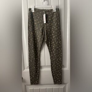 Sundry - Abstract Animal yoga pant
Size 1